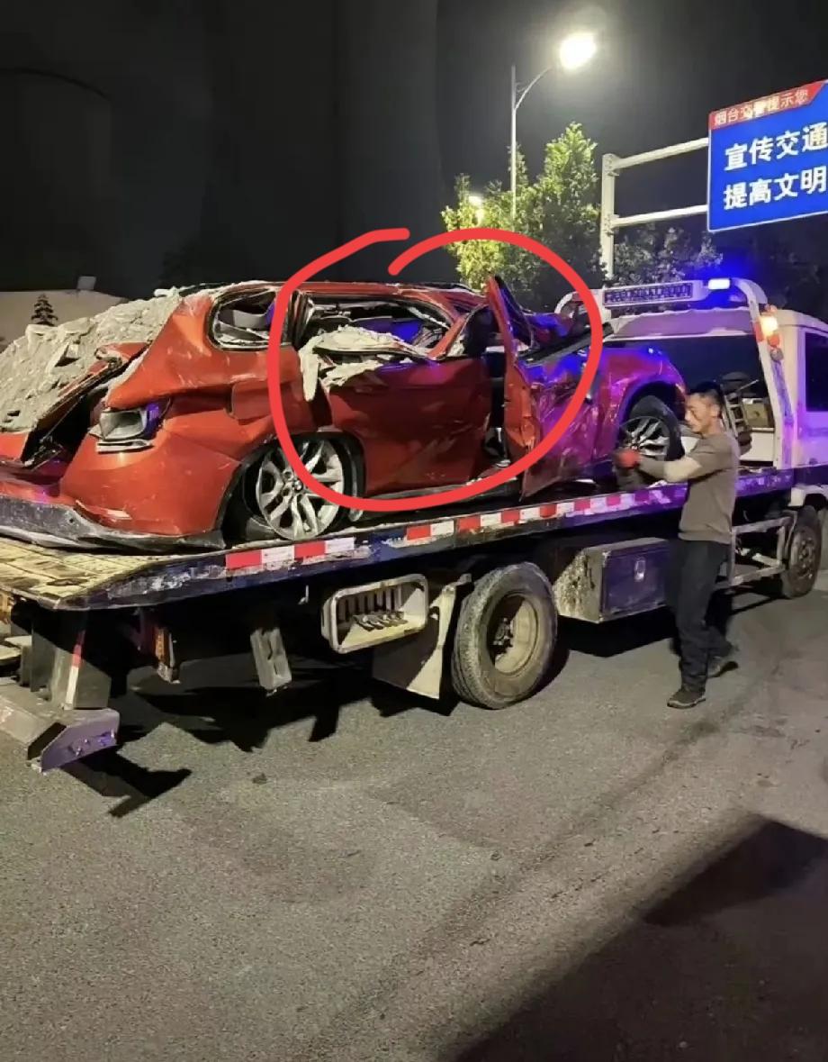 太可惜了，被众人营救的宝马车司机还是走了！好好的在等红灯，结果却被大货车右转侧翻