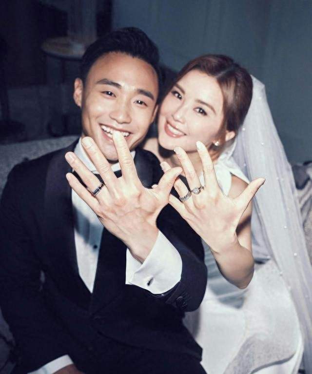 蔡卓妍首曝求婚全过程！小10岁老公巴黎设局，容祖儿也飞去助攻