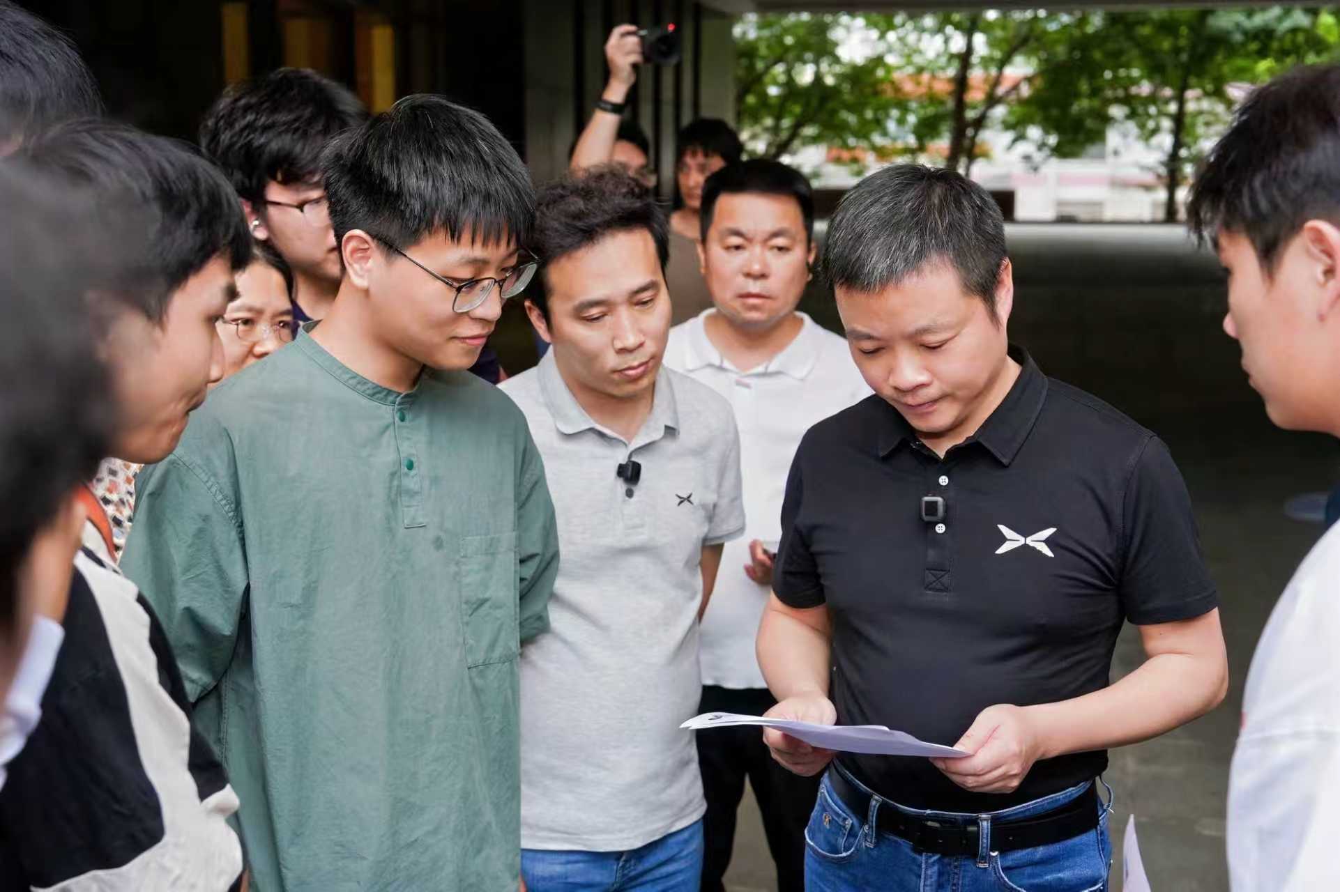 何小鹏华工现场BOSS直聘小鹏校招AI方向人才年薪可达百万9月19日，小鹏汽车2