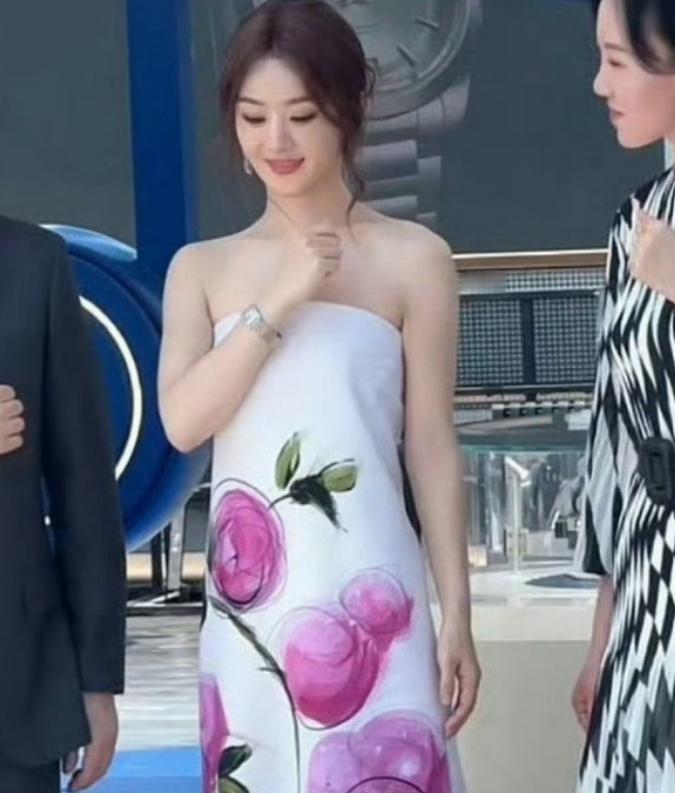 赵丽颖花卉长裙赵丽颖成都生图 成都活动生图来啦，赵姐一身白色花卉长裙清爽又优雅！