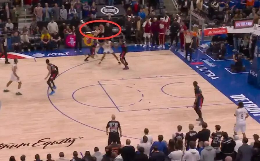 NBA官方公布了昨日骑士119-122加时不敌活塞的裁判报告。报告显示，在第四节