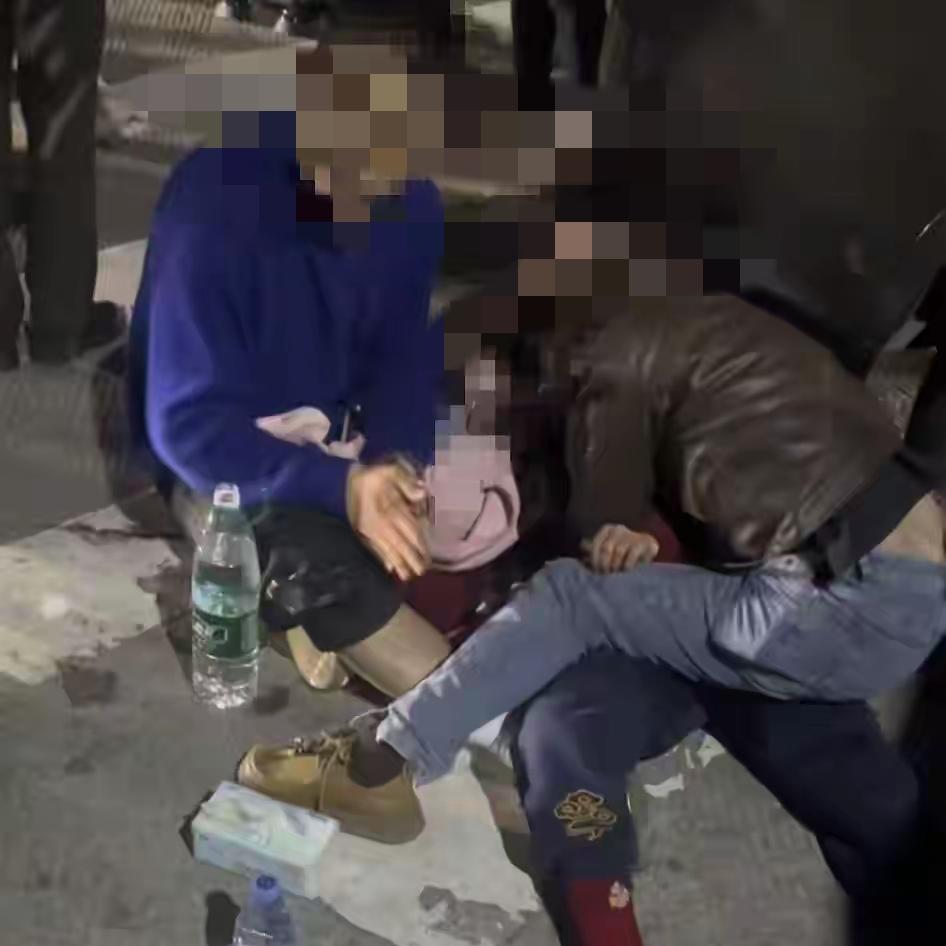 11岁男童在福建南平一服务区被撞身亡，父亲哭着说不敢去看事发时的视频，真的是痛心