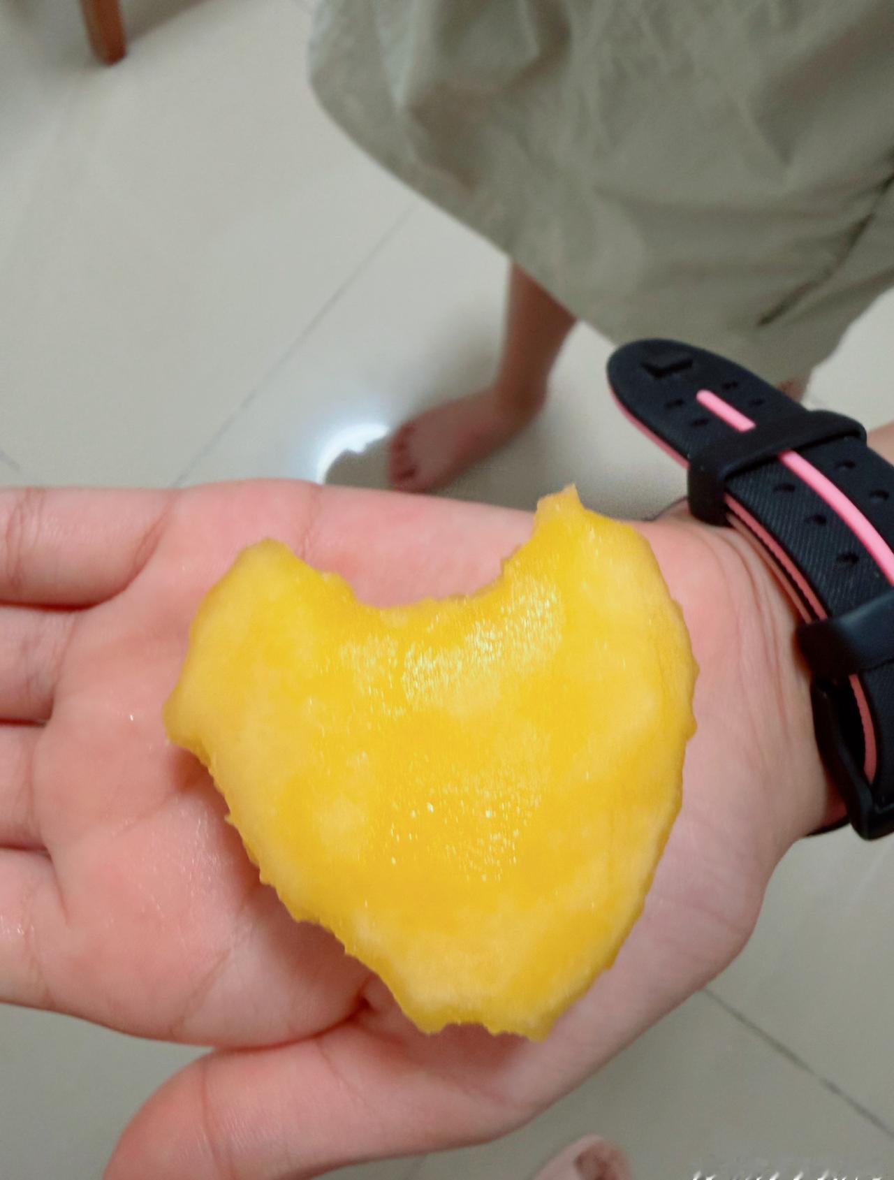 孩子就是可爱。
吃个黄桃，说咬成一个爱心形状了。
要我给她拍个照记录一下。

吴