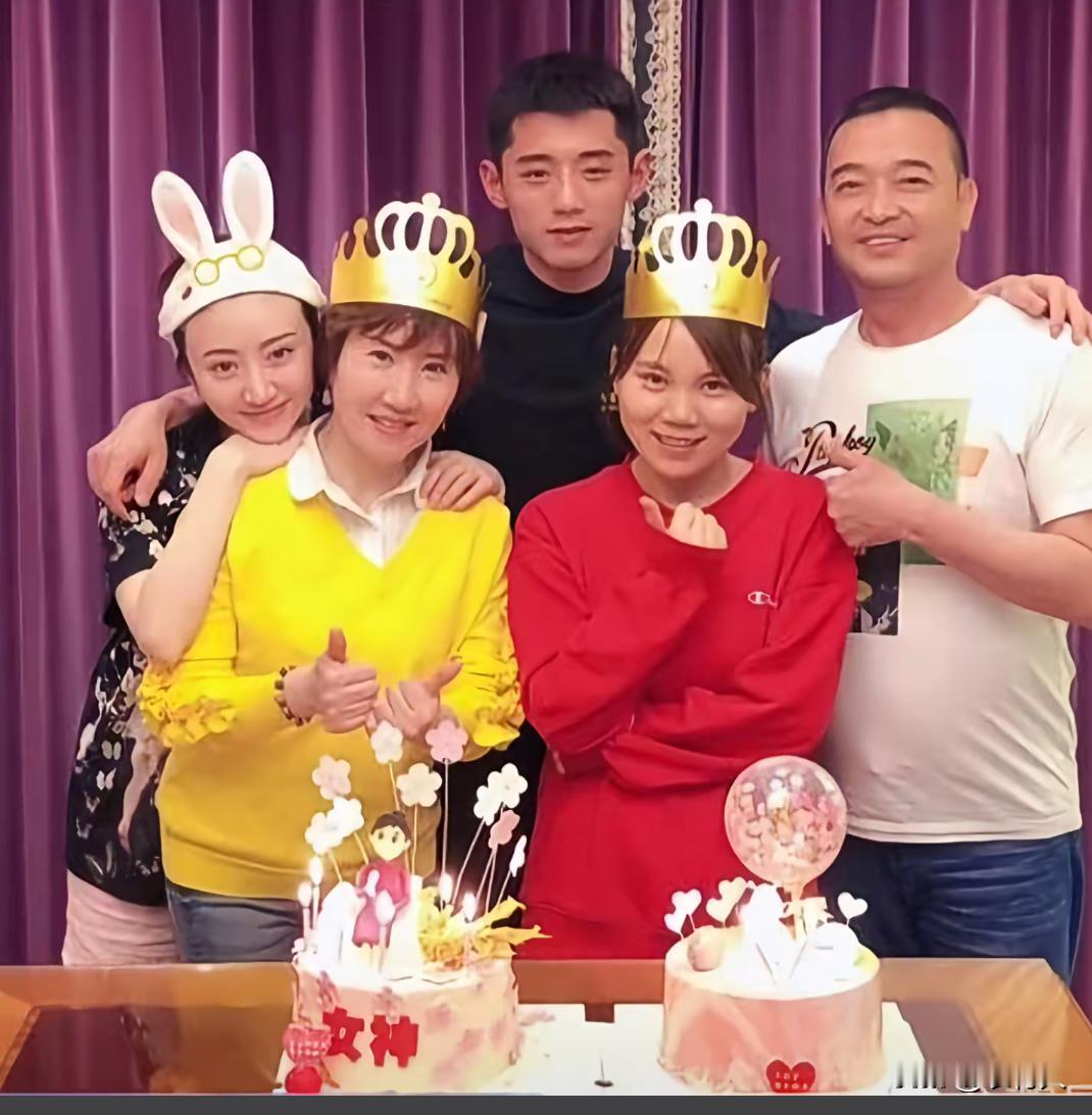 2018年，景甜头戴兔子发箍。张继科站在中间，两人官宣恋爱之后，参加女方家庭生日