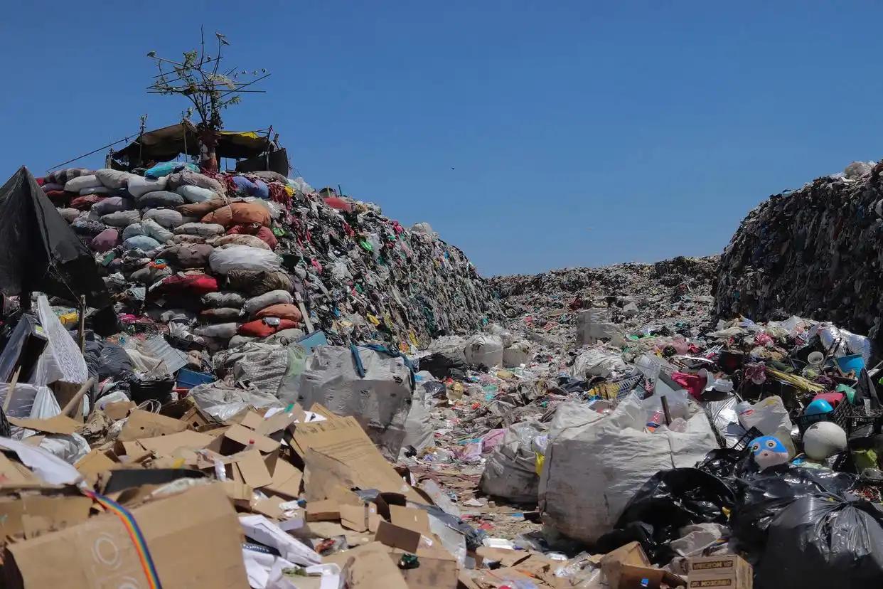太恶心！美国自己的垃圾懒得处理，居然一股脑全往墨西哥运，把邻国当成免费“垃圾回收
