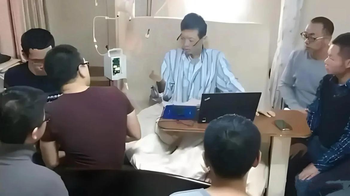 2016年，胃癌晚期的艾跃进教授坐在病床上，为同学们最后一次授课时的照片，镜头中