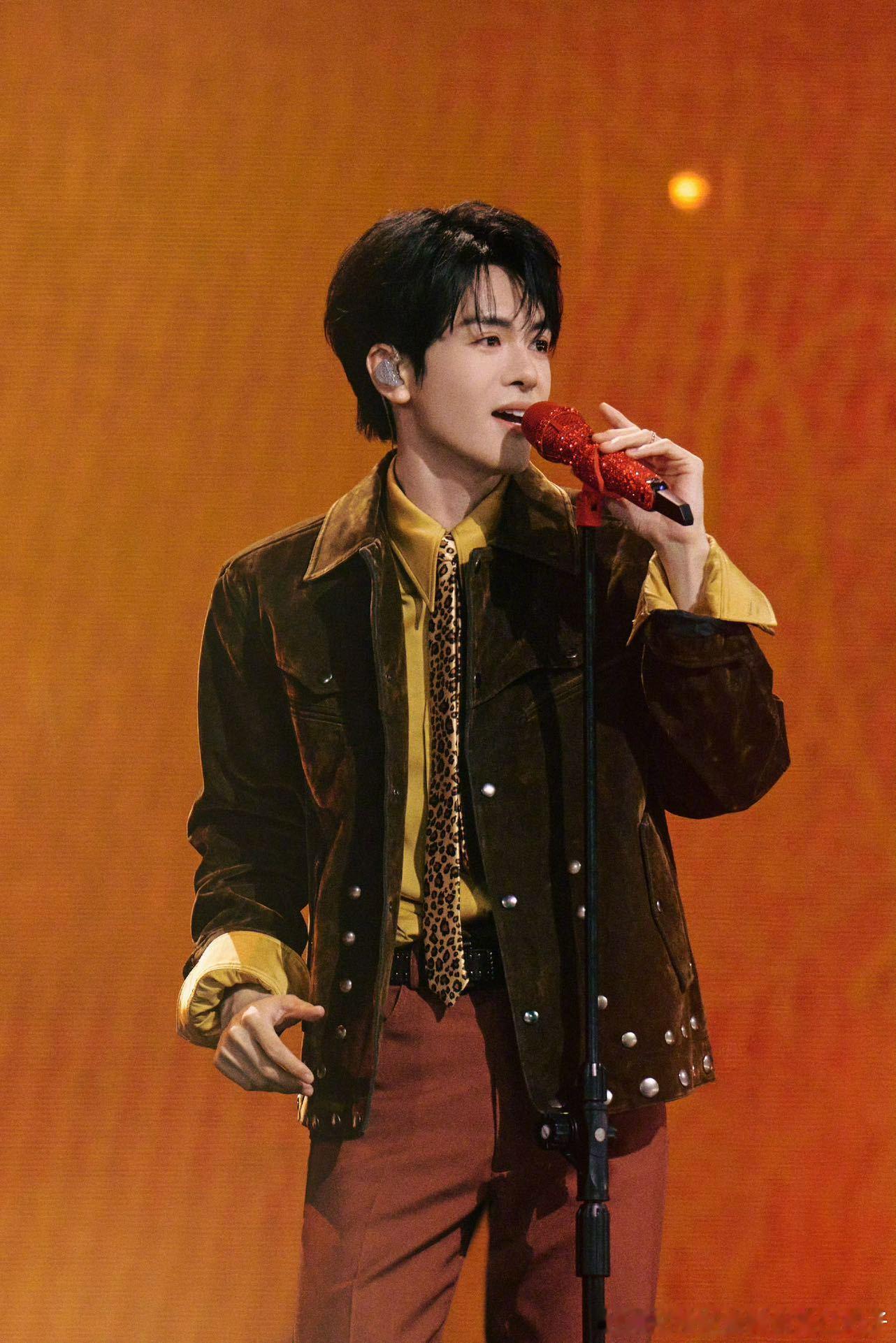 曾舜晞前滩音乐节舞台 我就是喜欢听这个曾舜晞唱歌，他的现场特别稳，而且唱的歌也特
