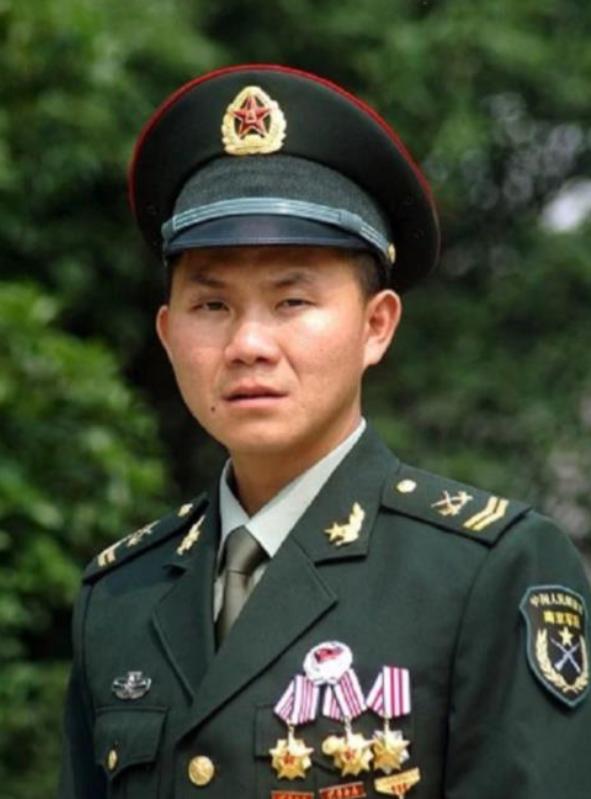 2007年，士兵卢加胜因额头疤痕被政委注意，经过多番了解，才发现他竟是6年前在火