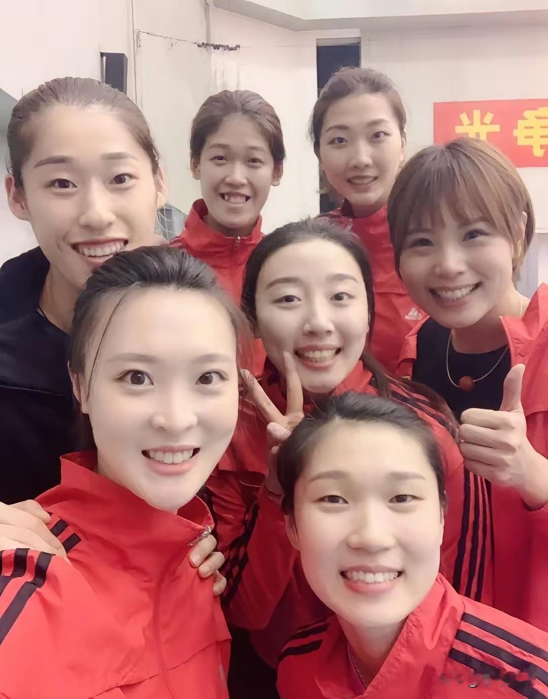 女排队员们这元气满满的合影太显眼了！红色战袍加身，笑容超治愈，瞬间就点亮心情。女