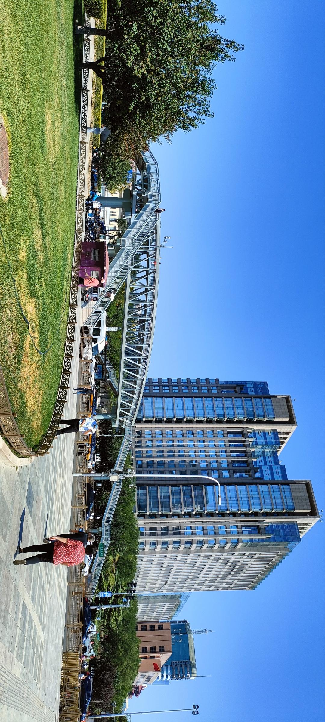 阳光明媚的公园里，现代建筑与自然和谐共存。