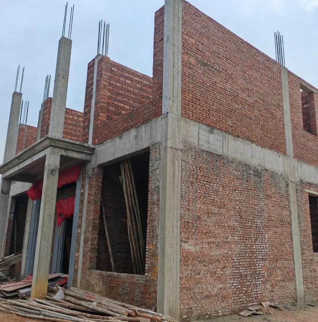 老大哥昨天喝了点酒，红着眼说想回老家盖栋三层小楼，六十多万的预算，砸锅卖铁也要弄