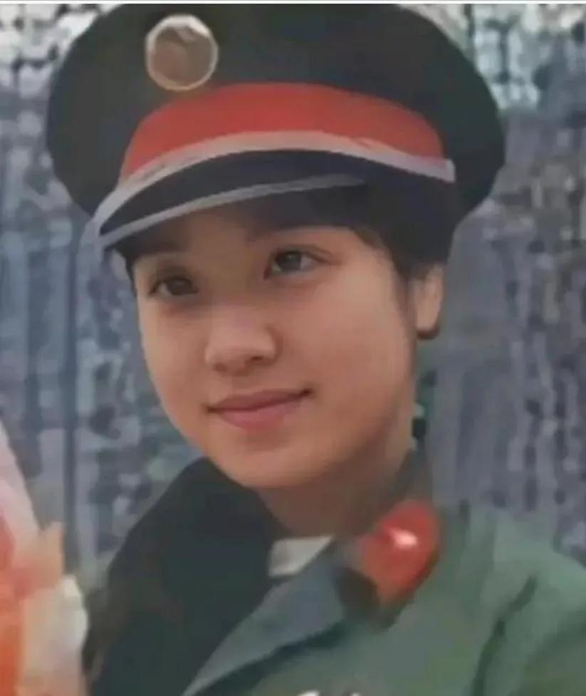 张茹1965年，江苏扬州江都郭村人。外公老红军，父母从事航空科研。1983年在西