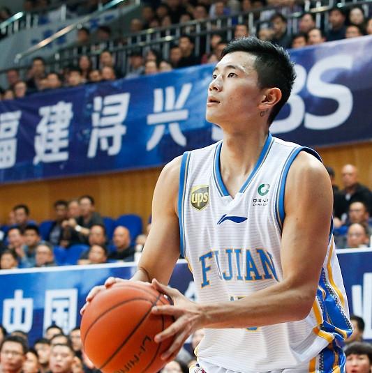 很多山东球迷都盲目跟风，各种替陈林坚鸣不平，说主教练邱彪不给他机会。我个人也很喜