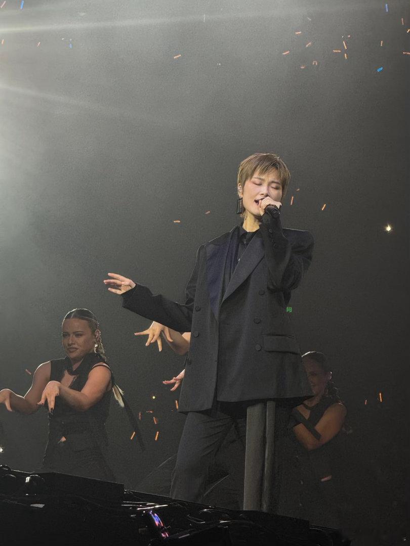 DJ李宇春好帅李宇春姐圈天菜今晚最大惊喜就是打碟的李宇春，《就这样》温柔动听，粤