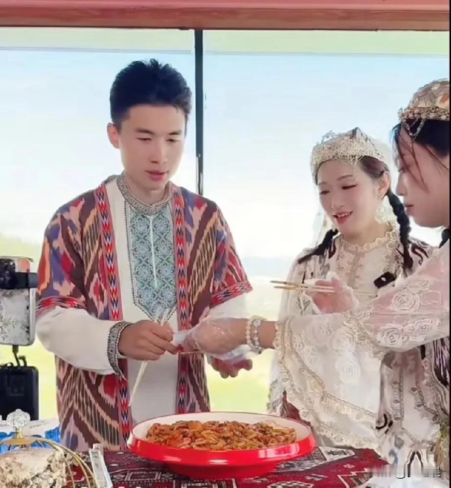 大妹太懂事了第一份先给海军，大妹也是刚入社会已经很成熟了，之前哥哥没回来的时候她