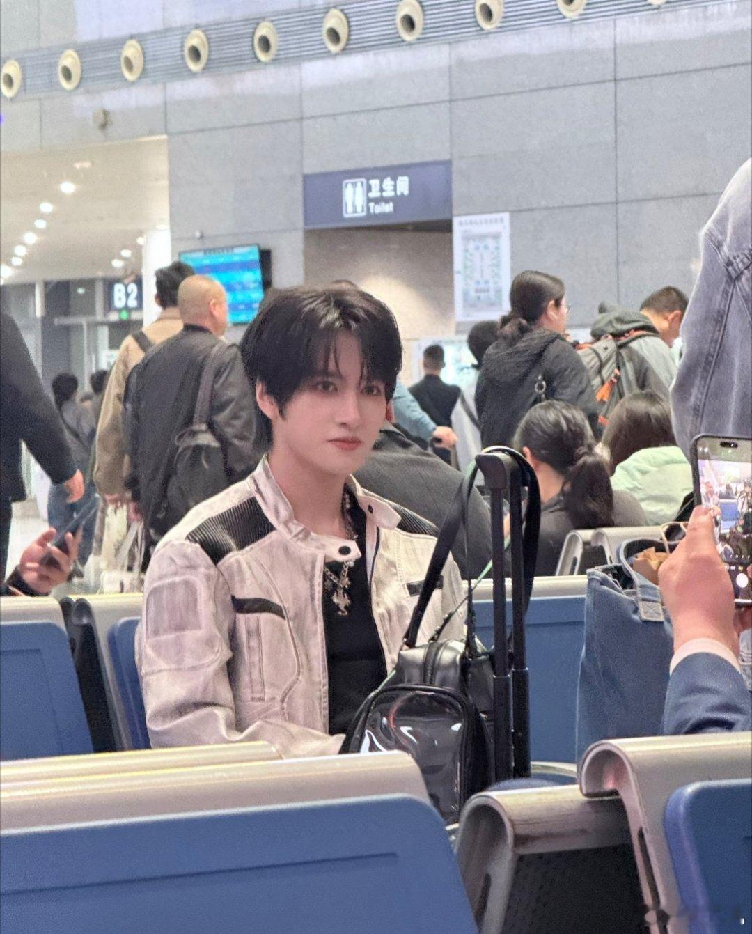 昨天南京南站这位是谁啊？？？被全包围贴脸狂拍都是微笑面对，配合营业诶 