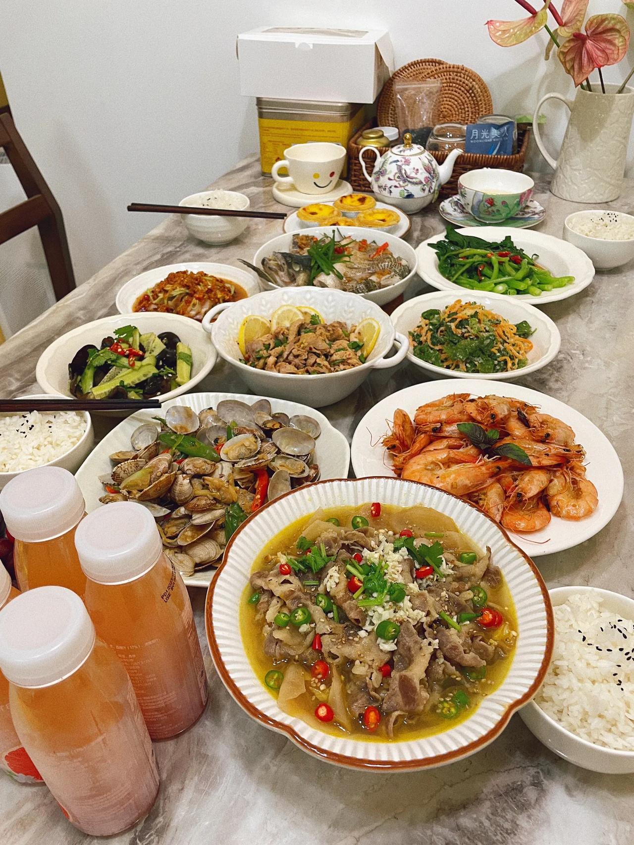 昨天我跟老公回娘家，我妈妈给我们煮了一大桌美食！

我父亲可能心疼钱，觉得我们回