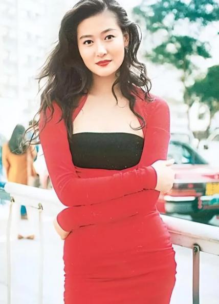 2002年陈宝莲从24楼一跃而下，留下一个才出生20多天的男婴，葬礼上，曾志伟和