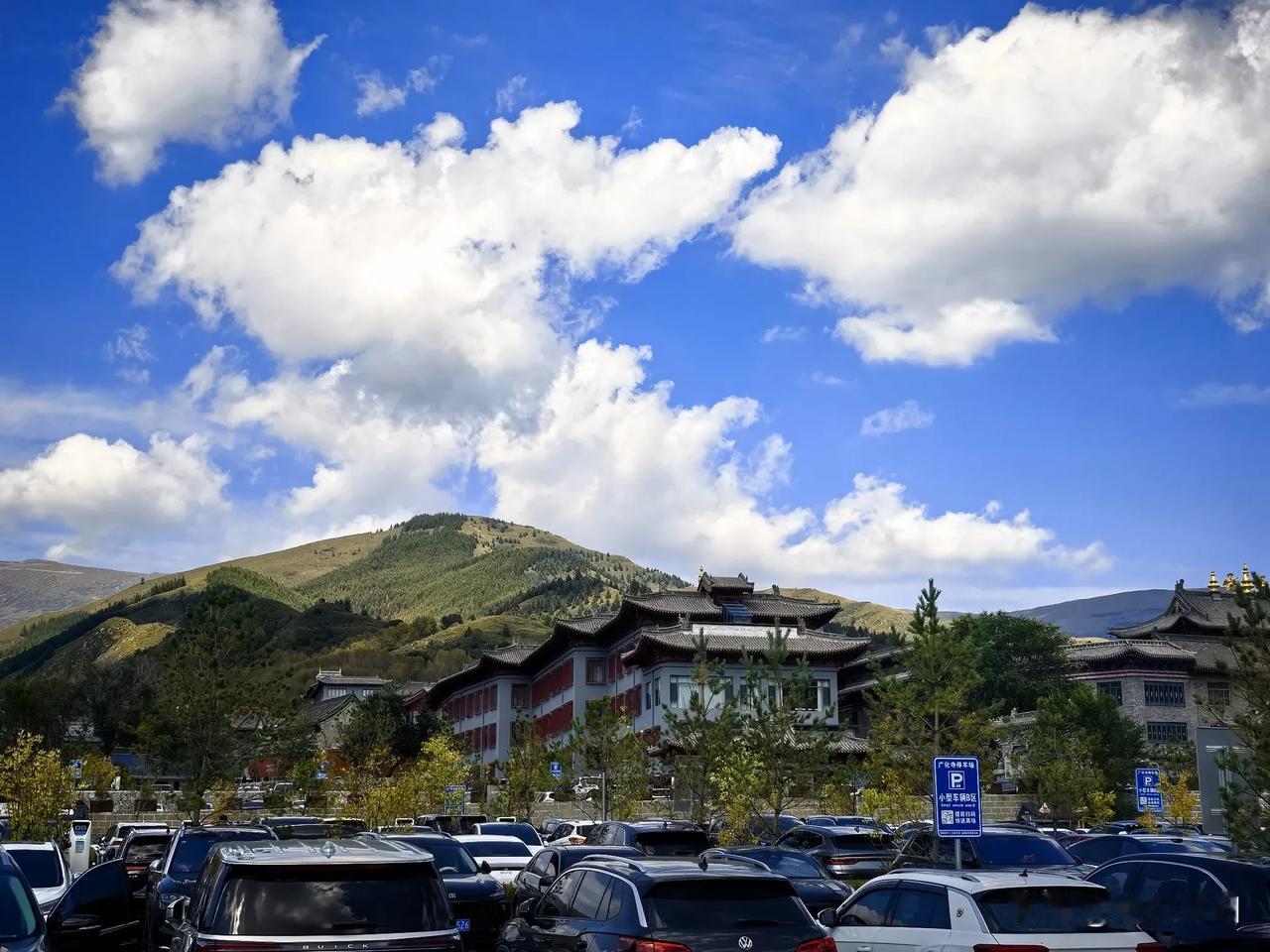 五台山的“贵”与五台县的“穷”：一场关于信仰与生存的错位

有人说，五台山的饭菜