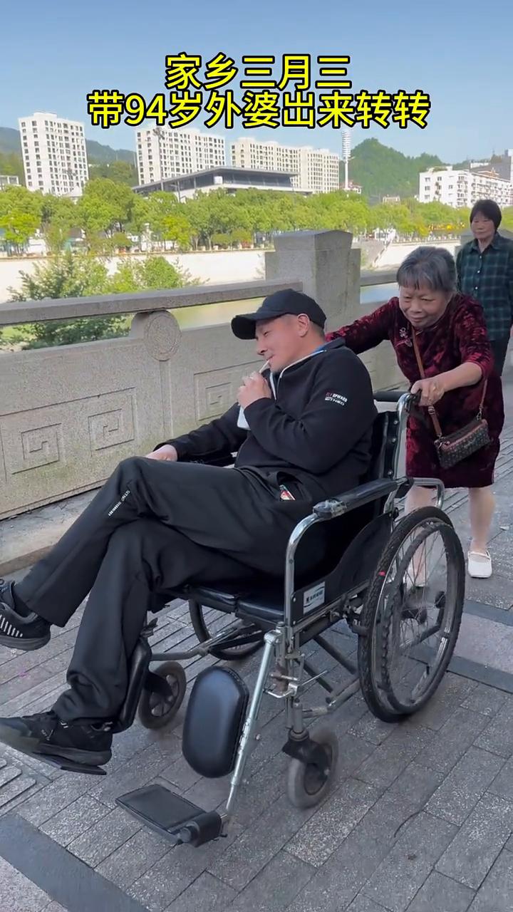 家乡三月三，带94岁外婆出来转转。
如果不是亲眼所见，我是万万不敢相信。
