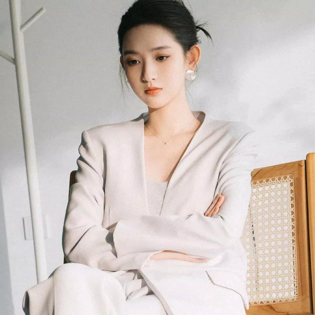 优雅气质，白色西装穿搭，简约而不失格调。灰色西装裙套装 高级白色穿搭 白色简约穿