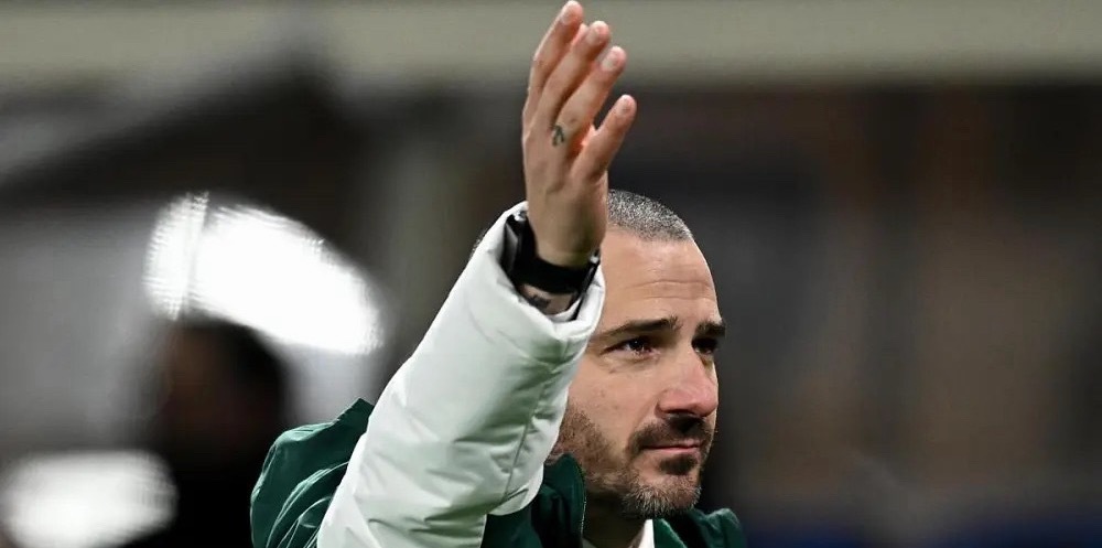 意大利国家队助教博努奇接受劳伦斯颁奖典礼上采访谈到意大利国家队未来帅位人选时，旗