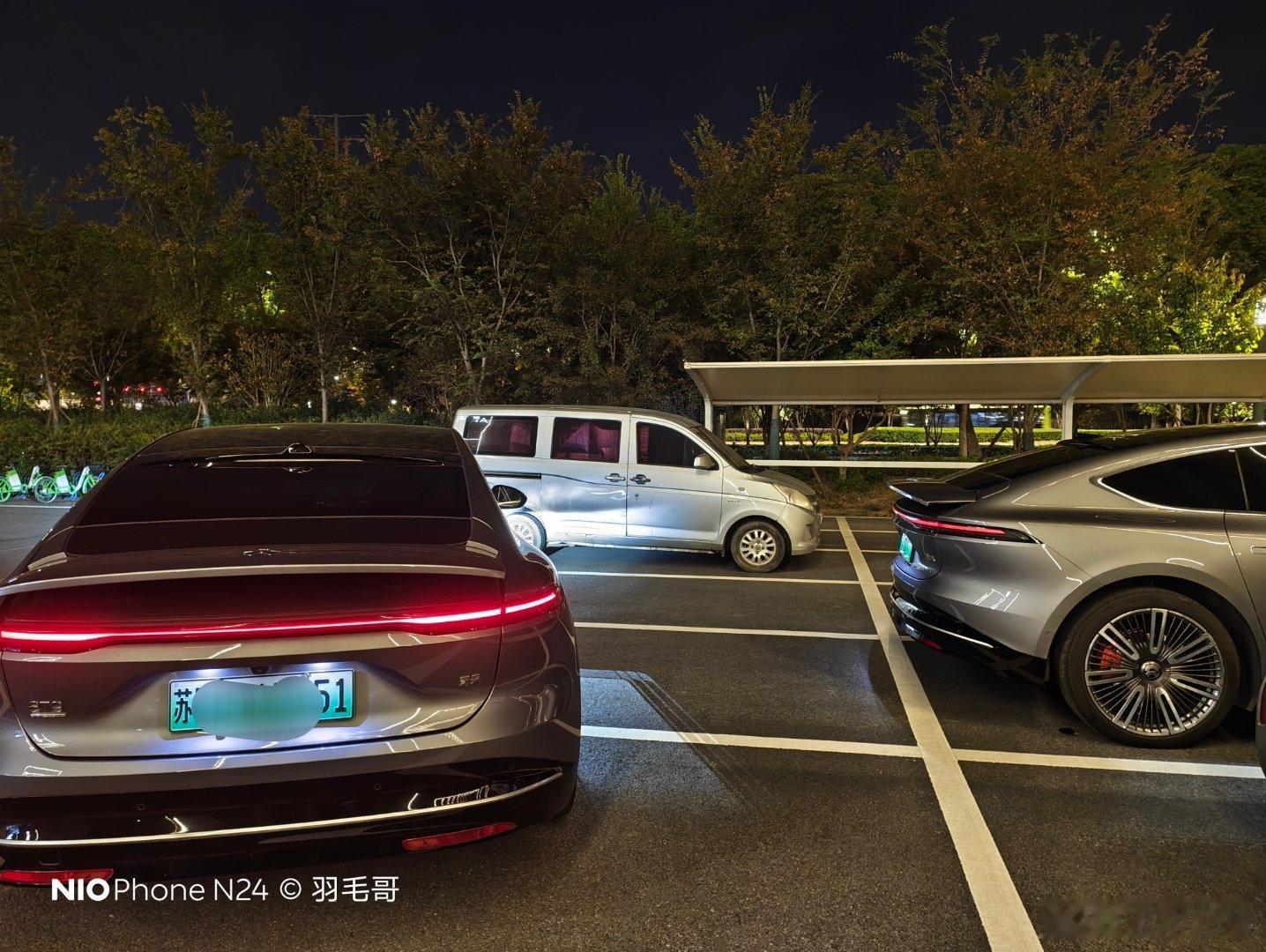 离开商旅接送机的ET9，无缝上了自己的ET9，两台9还都是月辉银的[微笑]电动兄