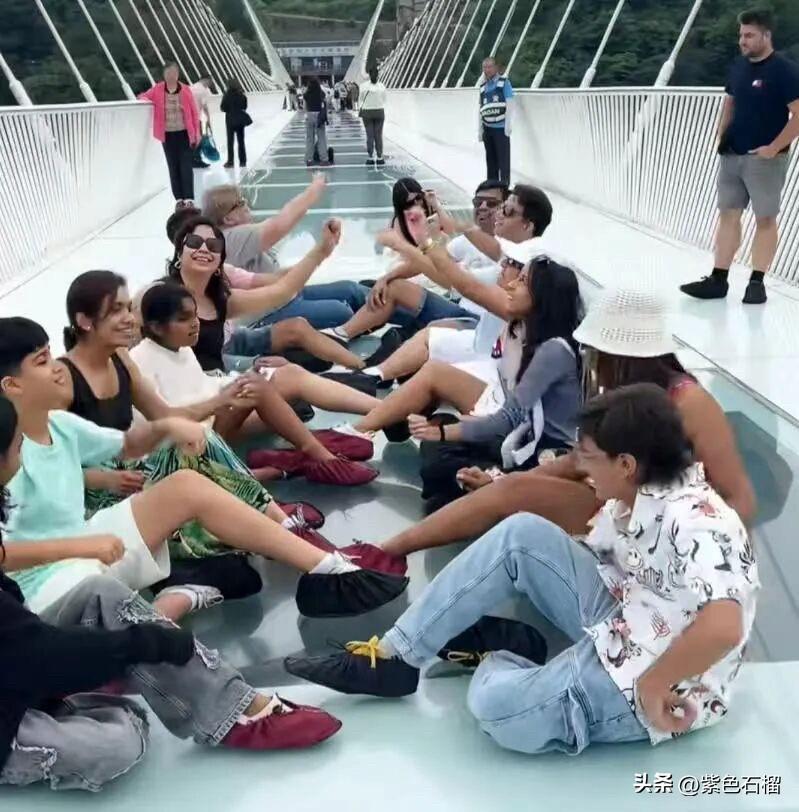 印度人又在张家界玻璃栈道上胡闹了！
       近日，一群印度游客前往湖南张家