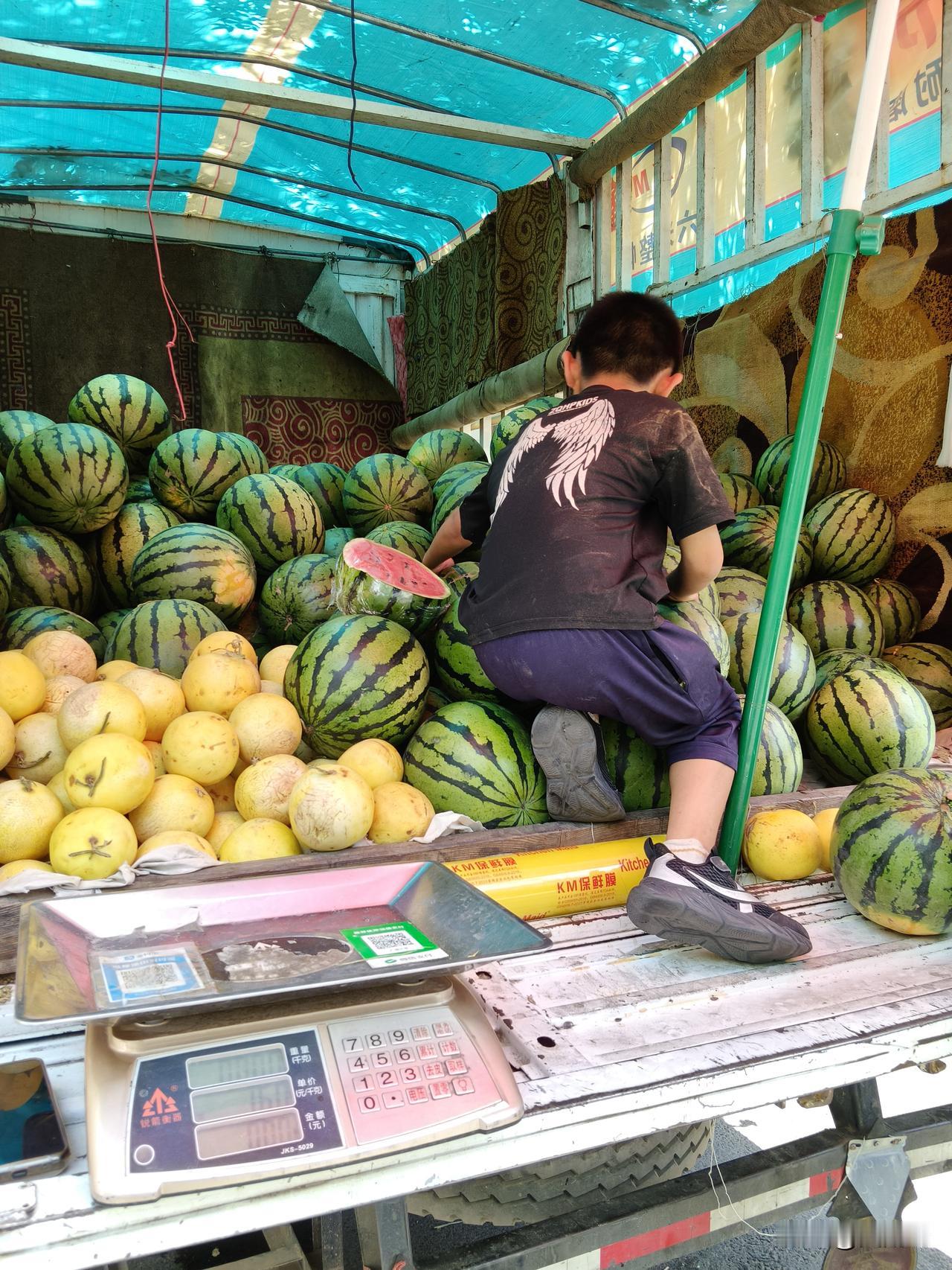兰州也叫金城是瓜果之乡，最近是西瓜大量上市的时候，兰州本地的西瓜，甘肃省很多地方