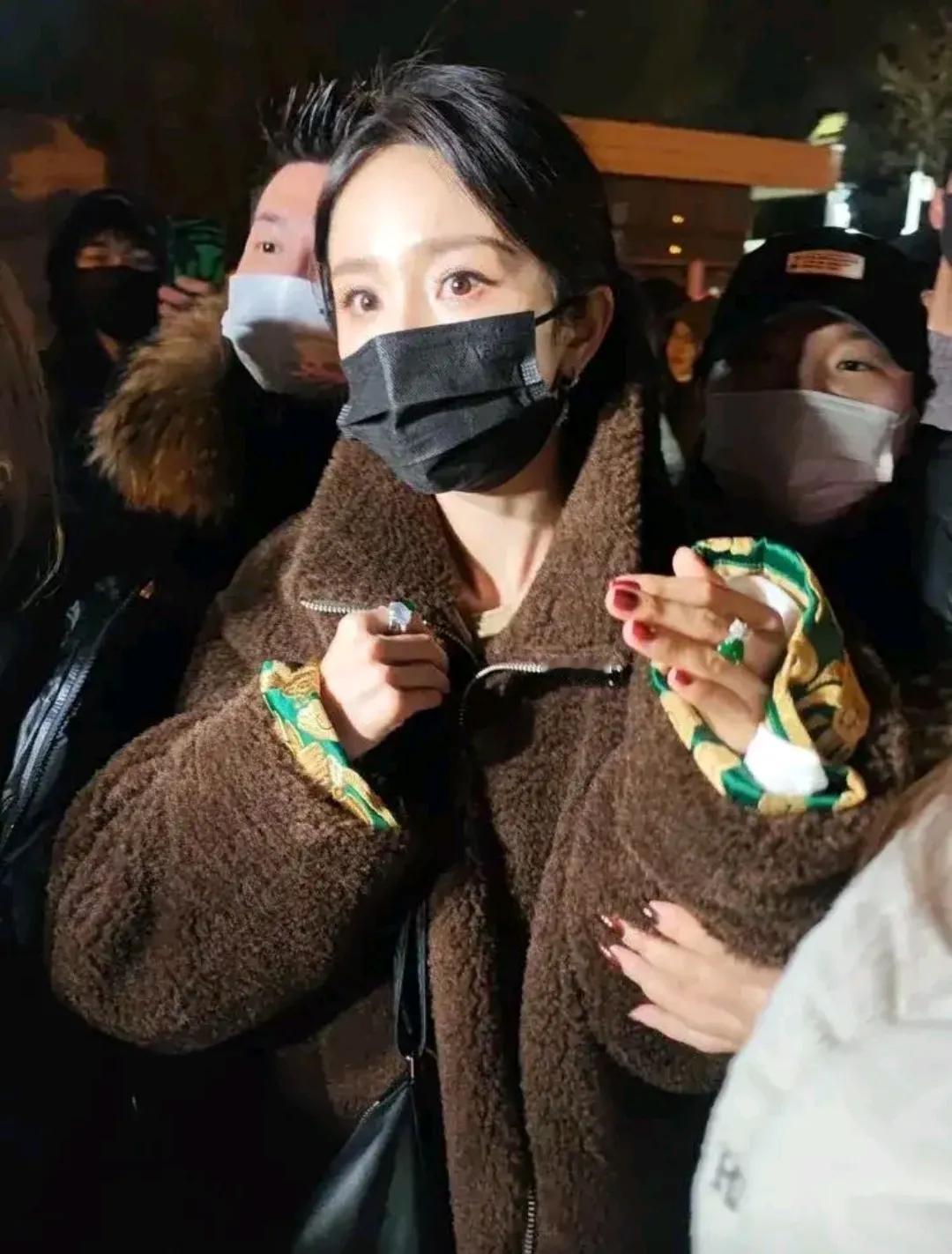 杨幂是越来越会穿了
身穿棕色大衣
袖口处透出一抹黄绿色
瞬间点亮棕色气质美
吸引