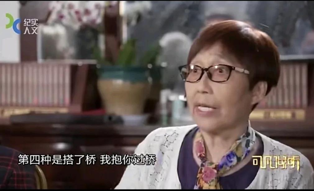 在导演武珍年眼中施建岚是不会演戏的，属于最差的一类演员，我帮你桥搭好了，扶你过桥