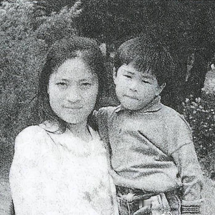 顾城的结发妻子谢烨和儿子，一张温馨的合影，这张黑白照片拍摄于90年代初，地点是新