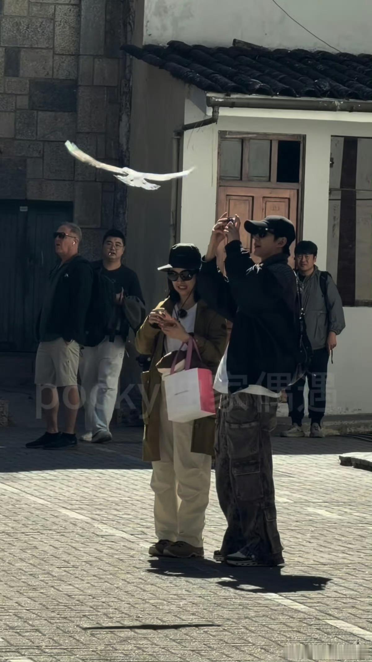 邓为 | 邓为花儿与少年8☆´纸船载着三色堇航行，花瓣做的帆兜满了四月的风¢🍃