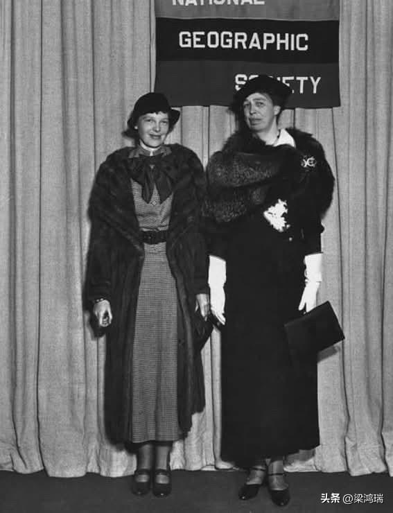 1933年，美国航空先驱阿梅莉亚·埃尔哈特出席了由国家地理学会主办的白宫活动，她