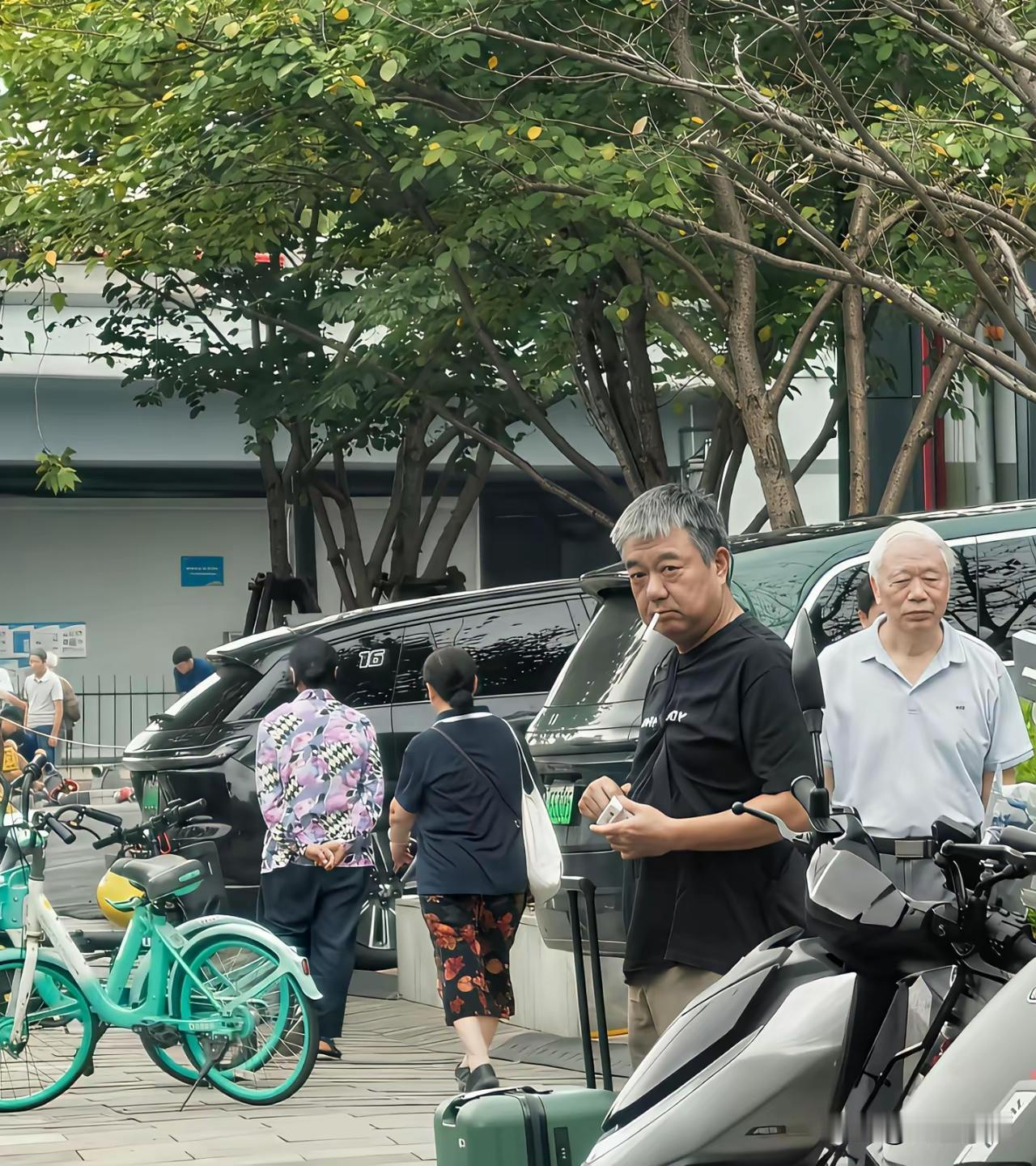 遇到明星了
我想和他合个影
但是我不知道他叫什么
好尴尬[尬笑]