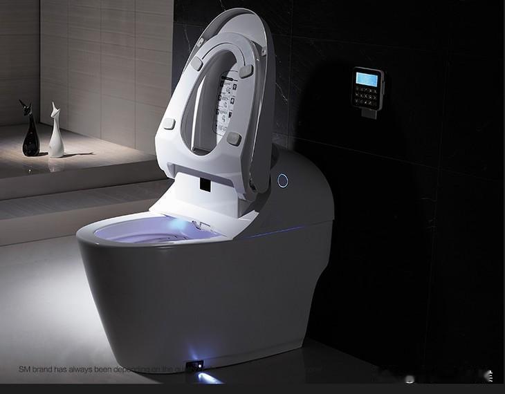 我发誓，我以后再也不用酒店的智能马桶了！
昨天晚上喝醉吐酒的时候，发生了意外，被