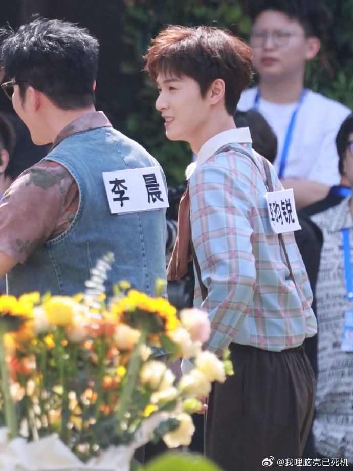 李昀锐留洋归来的小少爷李昀锐卷毛格纹衬衫背带裤造型 李昀锐留洋归来的小少爷，李昀