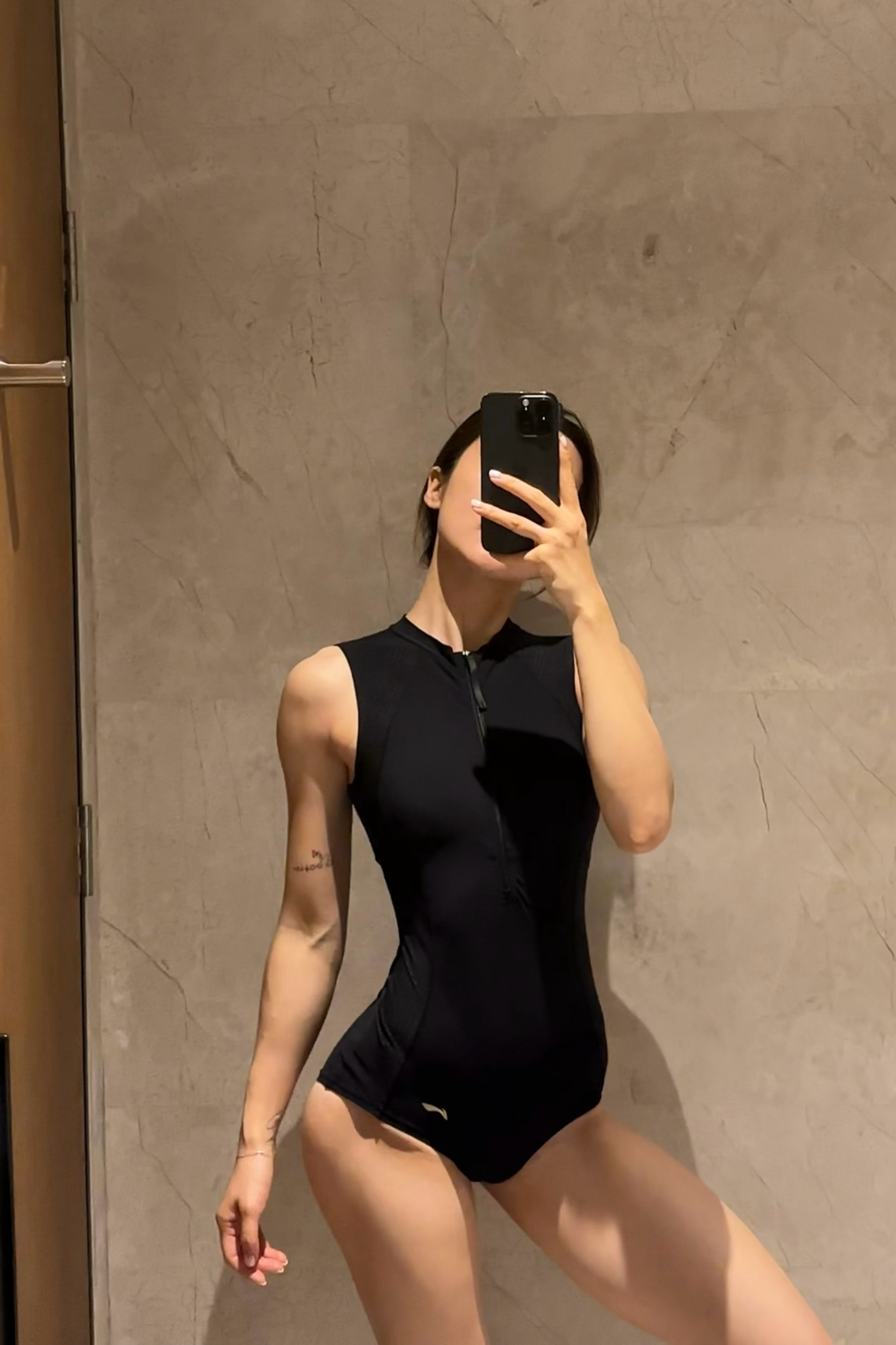 蓝色的水里显得皮肤在发光🫧🫧布噜布噜布噜🐟做一条小鱼游泳全运会冬天就要这样