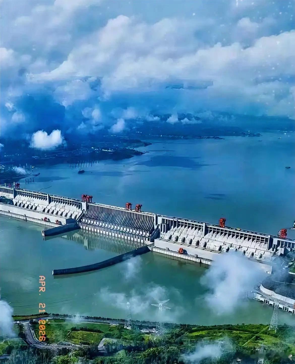 A股总部北京的九大龙头电力股。1、长江电力 ，主营水电业务。2、华电新能，主营风