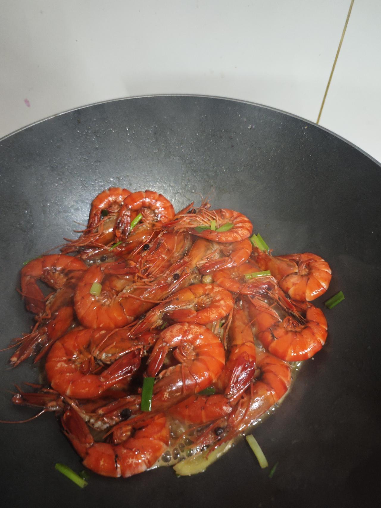 以前买河虾和沼虾居多，油爆红烧为主。最近吃草虾和斑节虾比较多，也是这么操作。
这