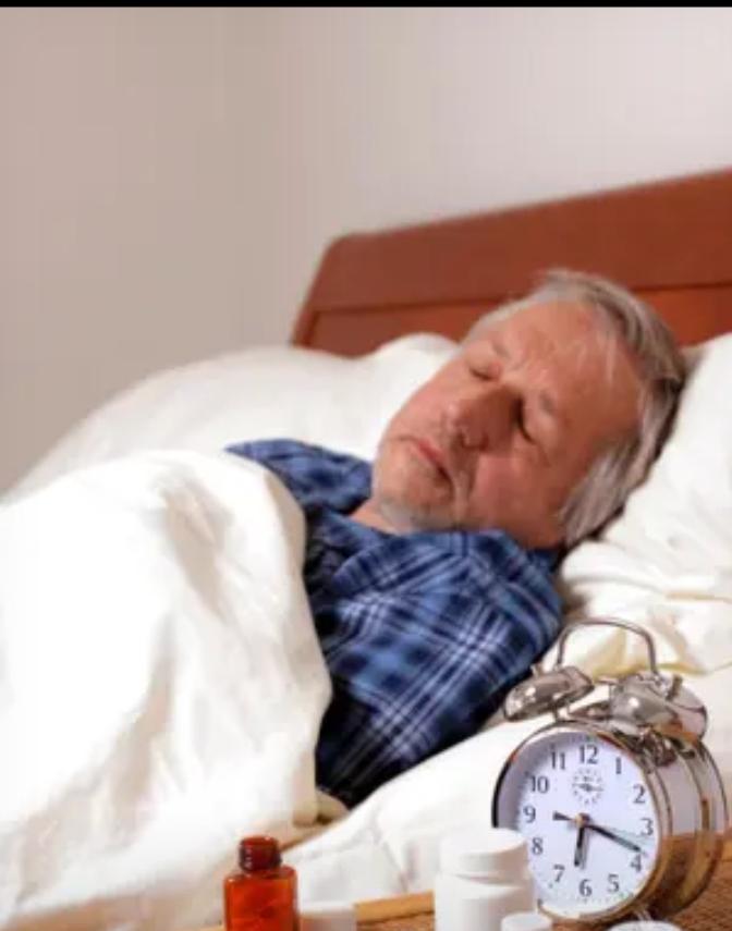 我和老伴都70多了，分房睡十几年了。
        因为什么呢？自从拿上智能手