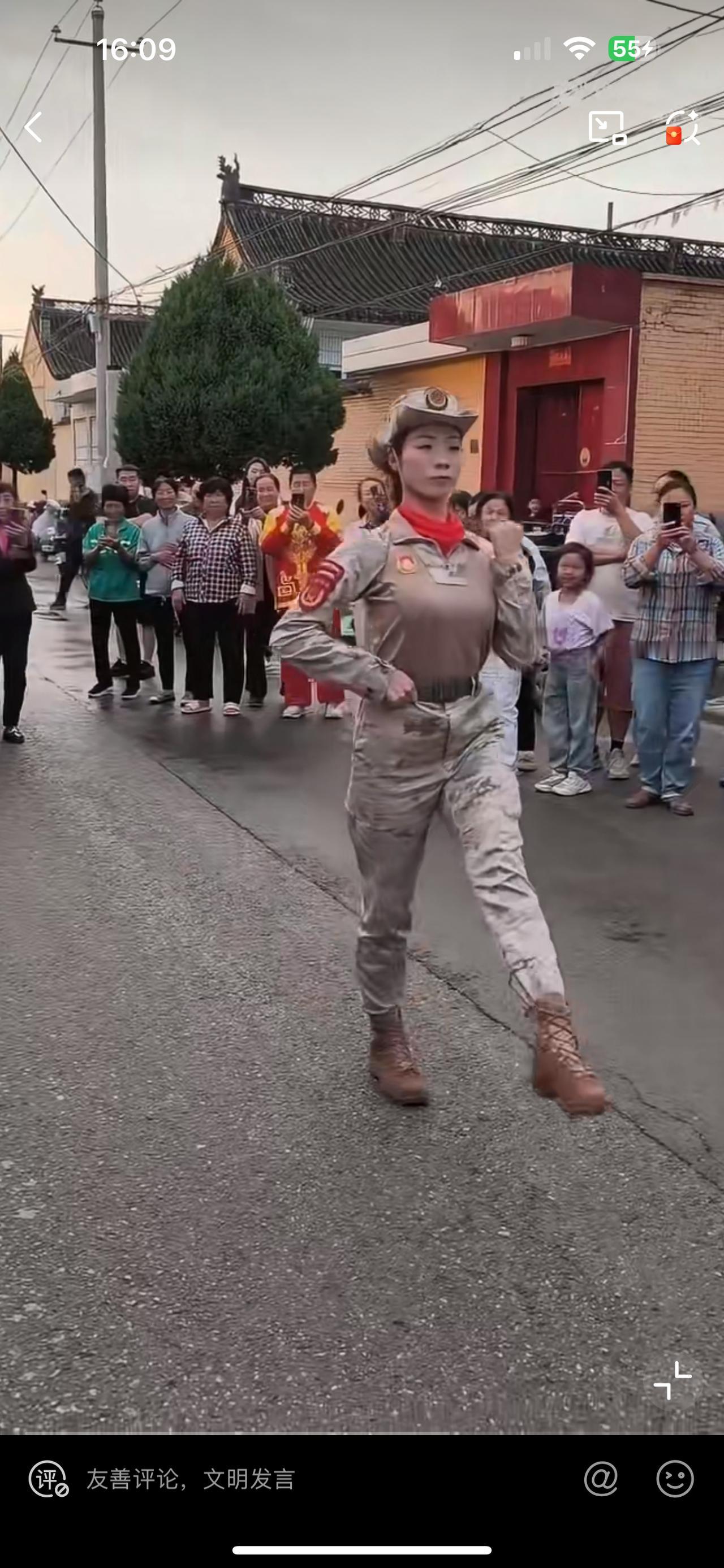山西女兵为村民踢正步，这个瞬间好暖心！

荣归故里的女兵，受到村里人的鲜花掌声，