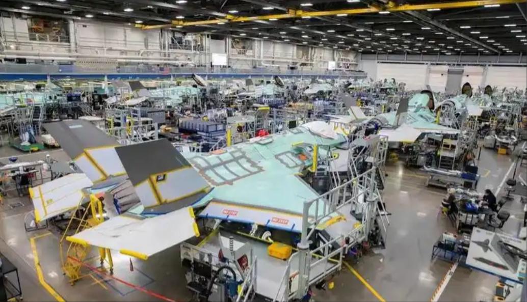 洛克希德·马丁的沃斯堡工厂突然停止工作。机械臂僵在半空，工人们面面相觑。订单明明