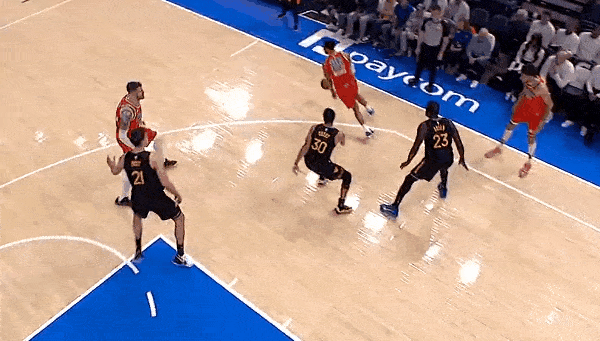 放过库里吧！这球你也吹？？
在今天NAB常规赛勇士对阵雷霆的第三节比赛中，身背四