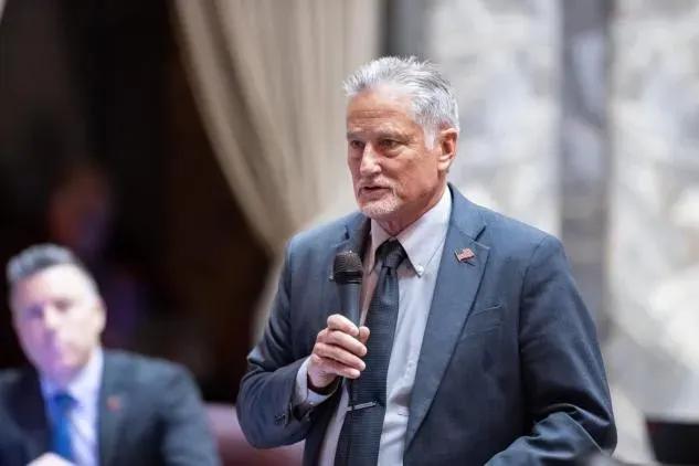美国参议员抵达香港后，公文包里居然被搜出了一把手枪！而按照香港法律，该参议员最高