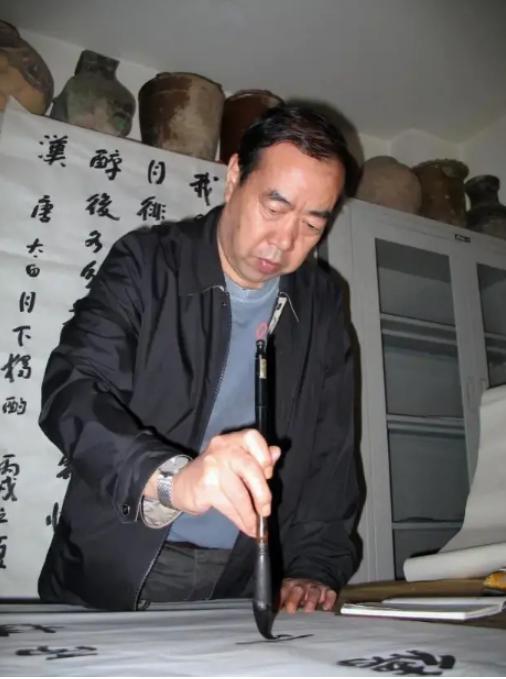 著名作家贾平凹，在1992年在外边偷人，被妻子当场抓住，为此两个人大闹特闹，还一