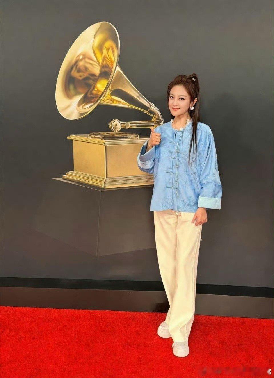 王小玮发博晒格莱美内场 王小玮晒出格莱美颁奖典礼内场照片，视角绝佳氛围感拉满！希