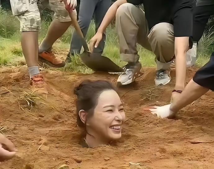 一直以为拍戏活埋是真往土里埋， 没想到全是障眼法！ 土层只是摆设，演员身体根本挨