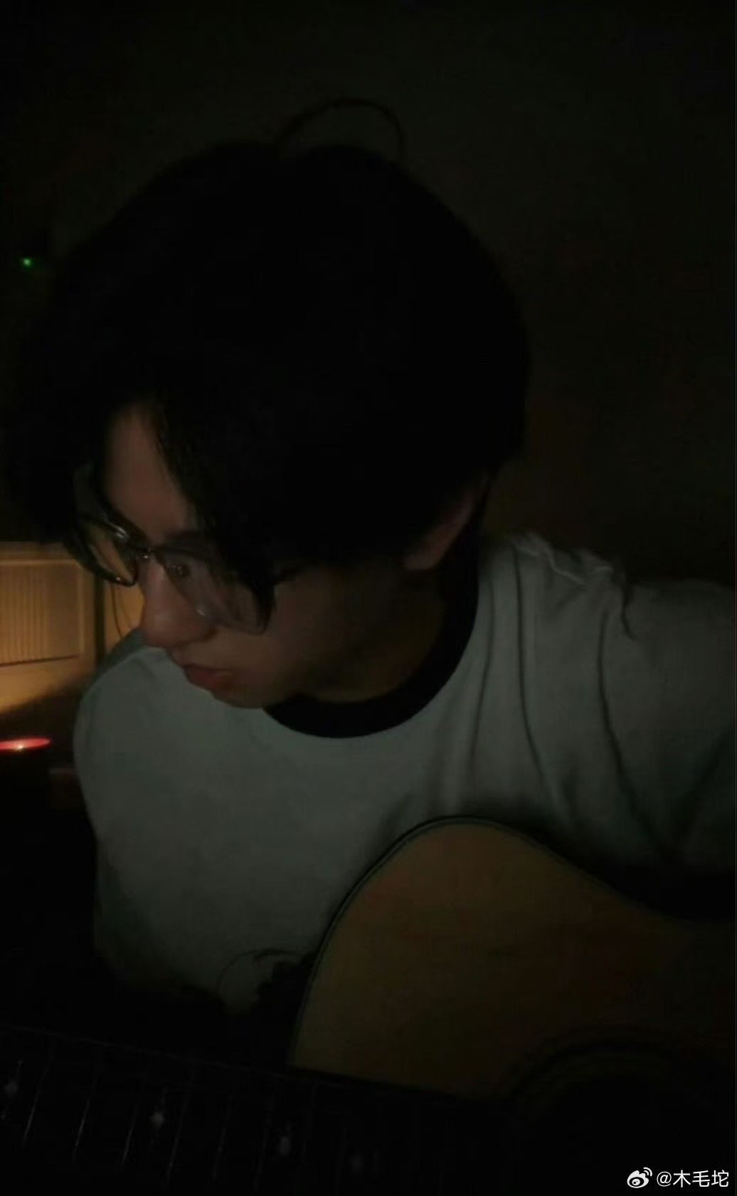穆祉丞泡泡晒练吉他照片穆祉丞练吉他照片 请放出视频！！ 