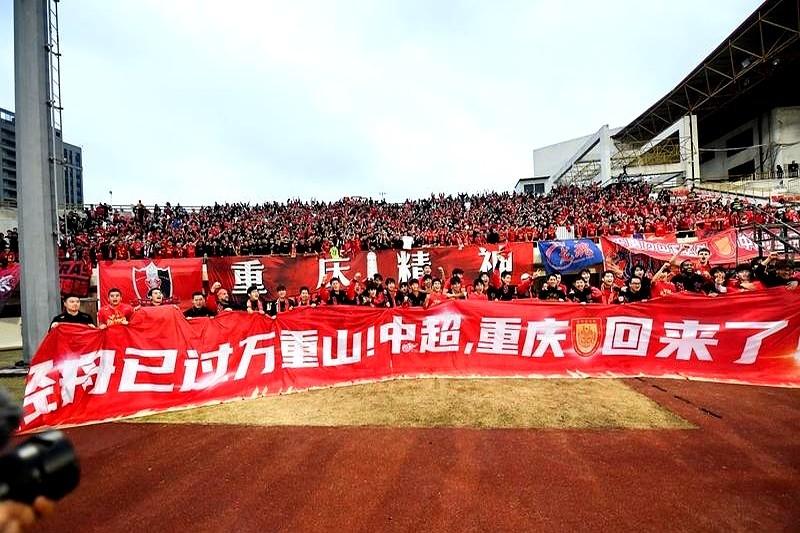 最近有人调侃铜梁龙队：“刚冲超就敢搞大动作？”

但玩笑归玩笑，新球场的配置简直